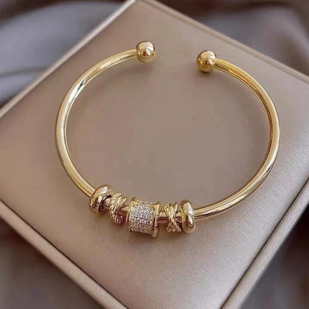 Adjustable bracelet with golden charms