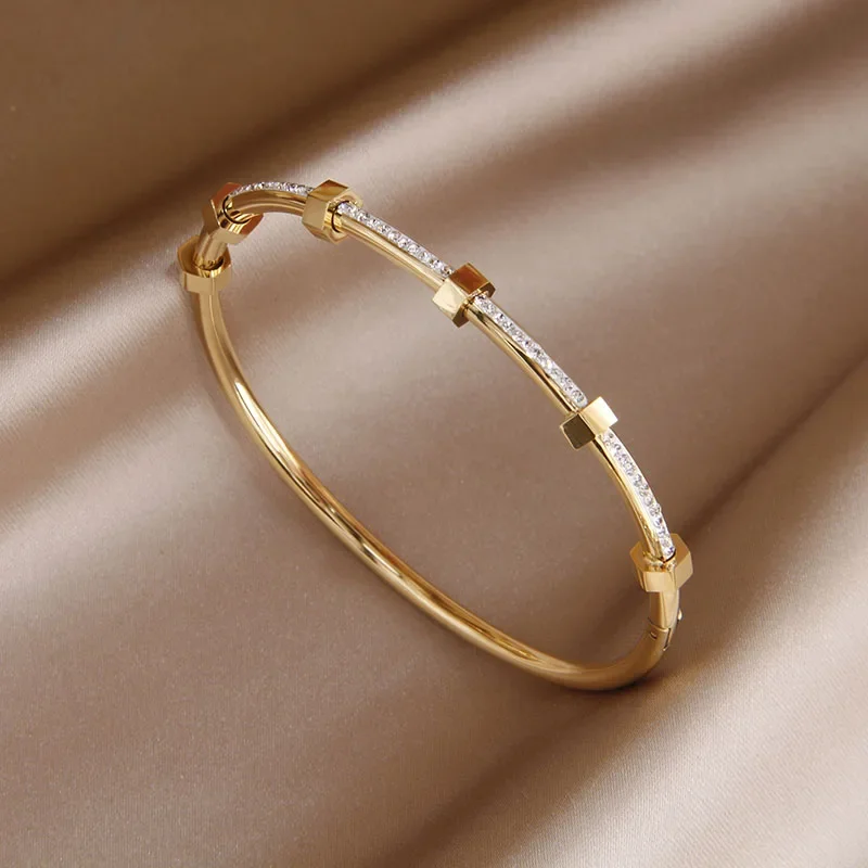 Elegant Bracelet in Luminous Gold